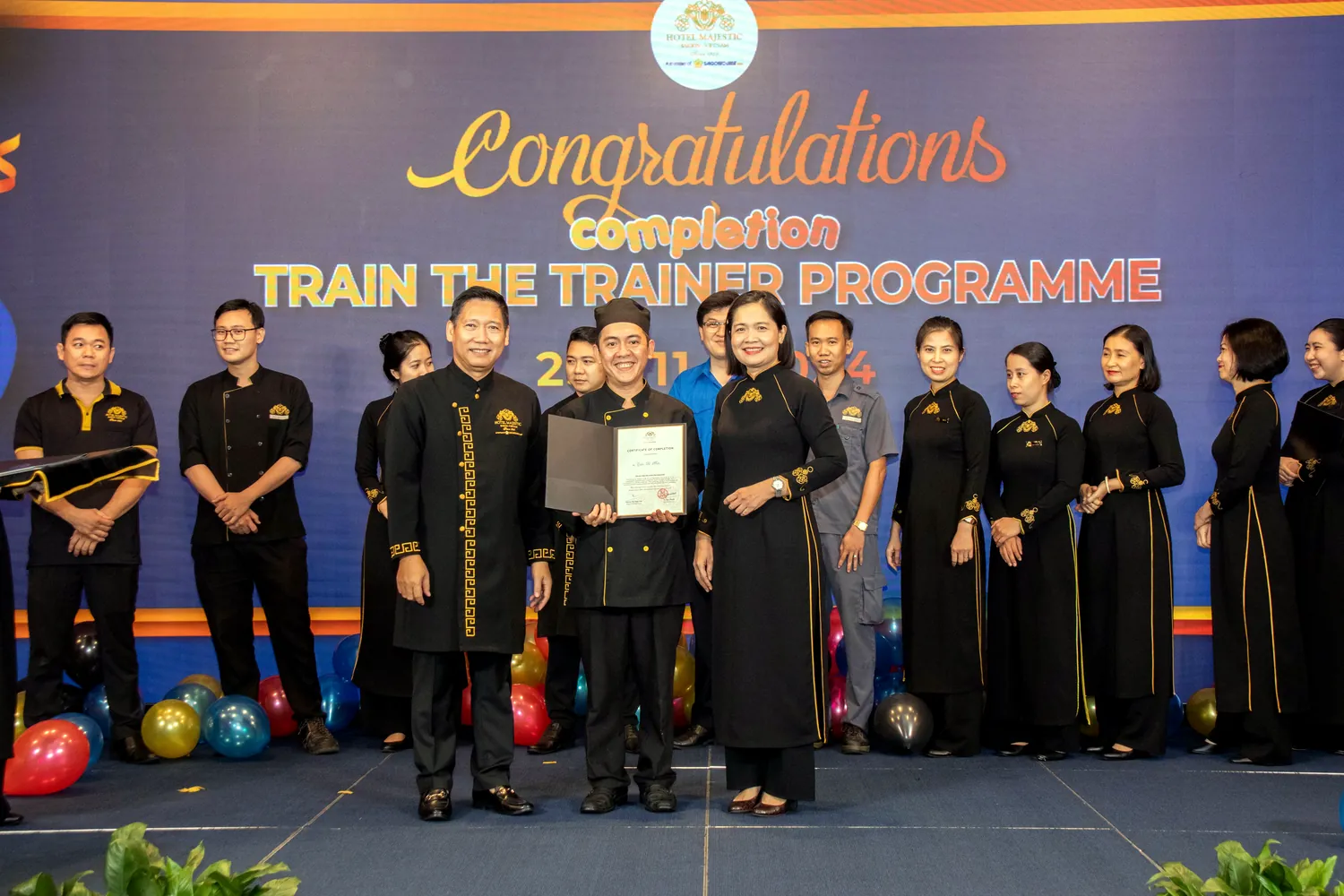 Tổng kết chương trình · trao chứng nhận