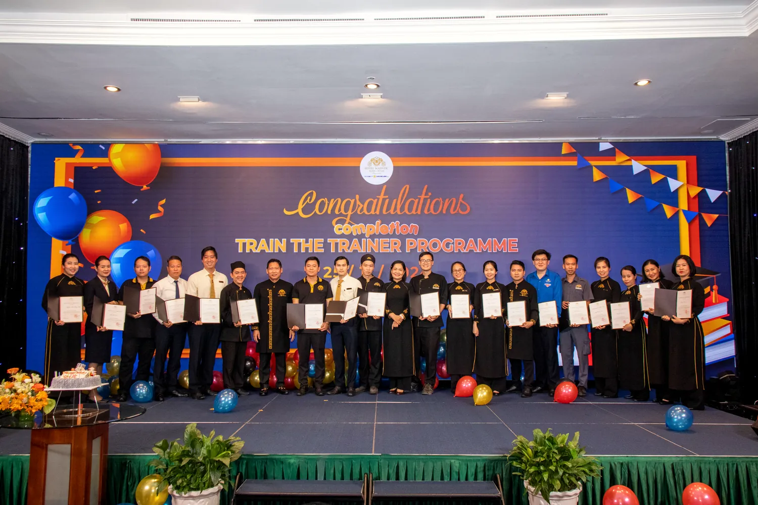 Tổng kết chương trình · trao chứng nhận