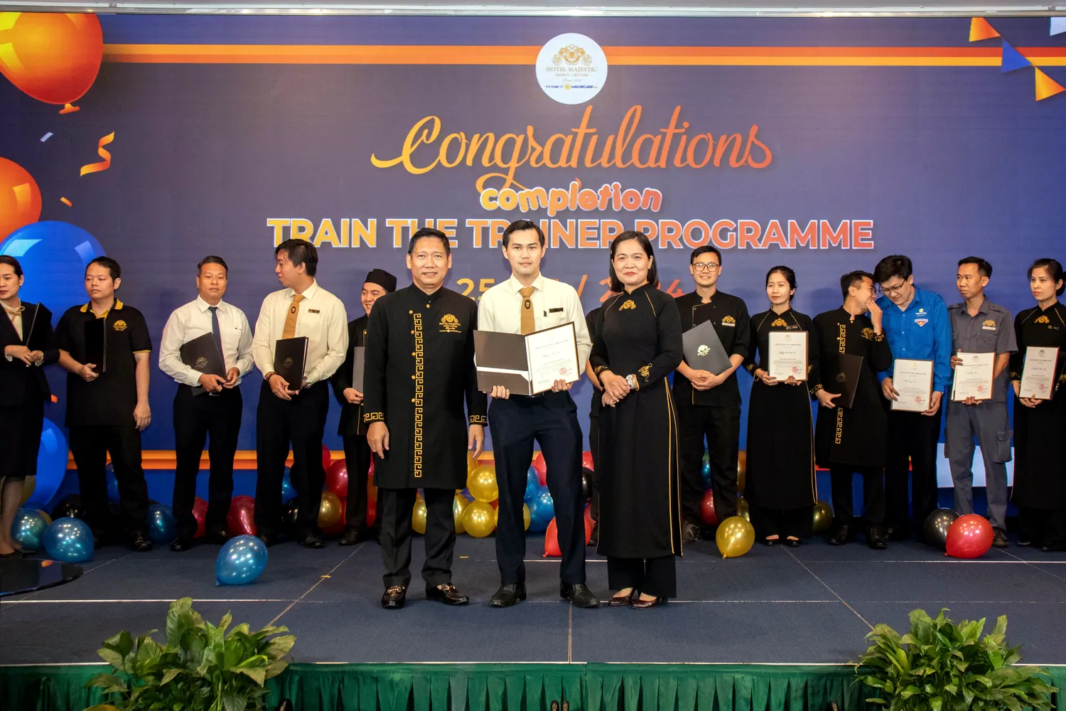 Tổng kết chương trình · trao chứng nhận