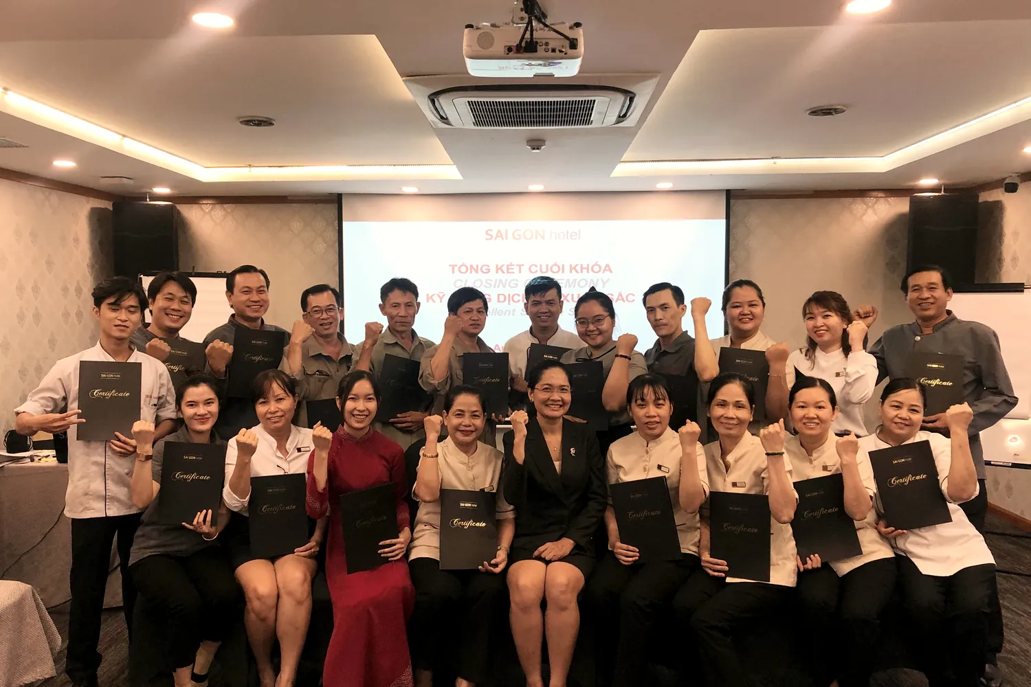Tổng kết chương trình · trao chứng nhận