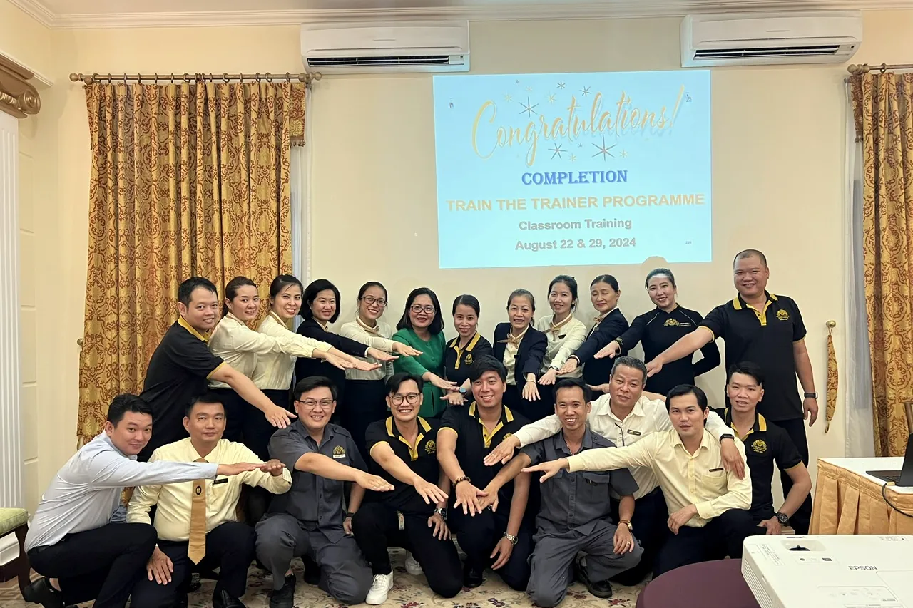 Tổng kết chương trình · trao chứng nhận
