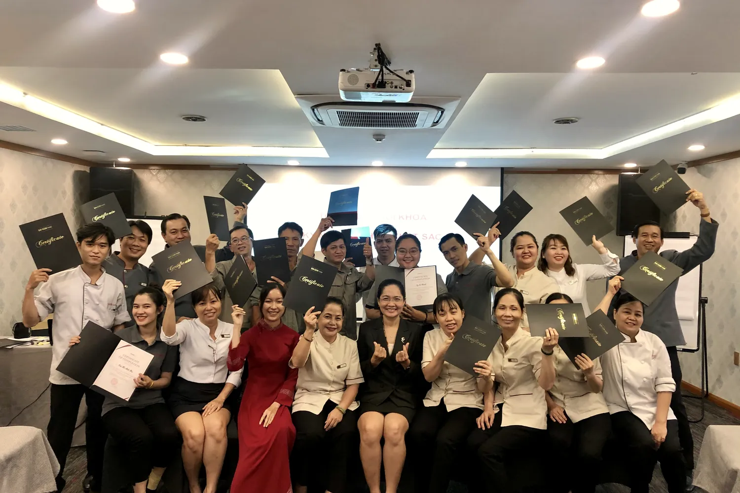 Tổng kết chương trình · trao chứng nhận
