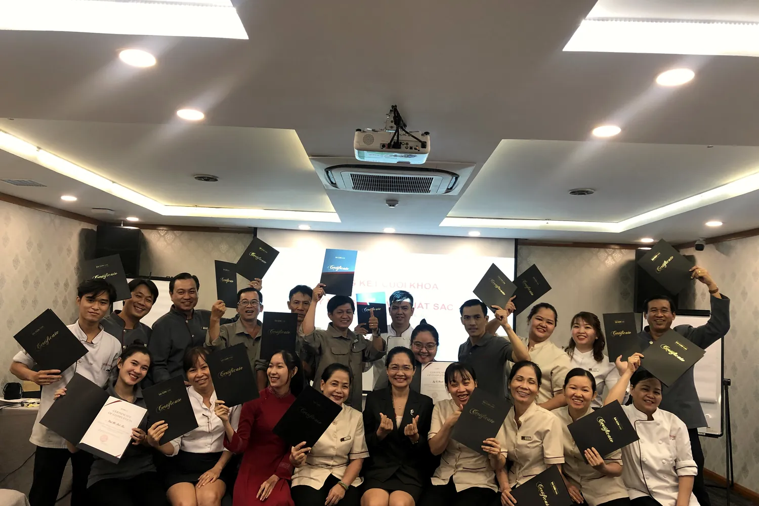 Tổng kết chương trình · trao chứng nhận
