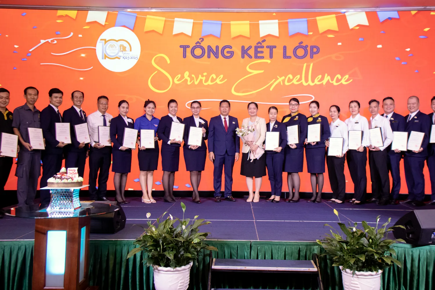 Tổng kết chương trình · trao chứng nhận